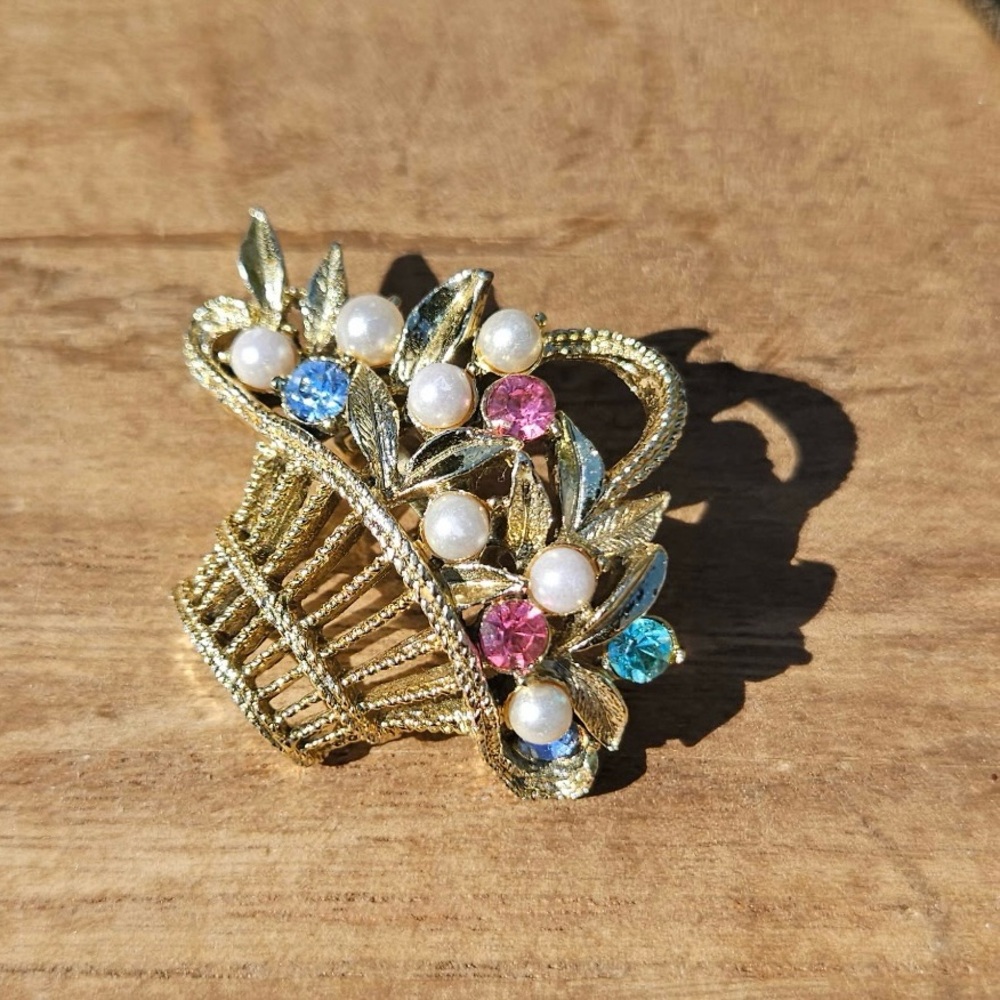 Gerry’s Vin Elegant Gold tone Floral Brooch with faux Pearls and Pastel stones